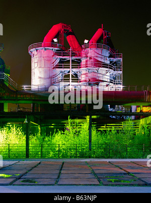 stillgelegte Stahlwerk nachts Piazza Metallica in dem Landschaftspark Duisburg-Nord Meiderich Stahlwerk Bei Nacht Stockfoto