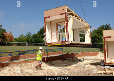 modulare Gebäudeteil per Kran platzieren zu senken Stockfoto