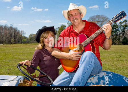 Schönes älteres Paar in Cowboy-Hüte auf dem Bauernhof Stockfoto
