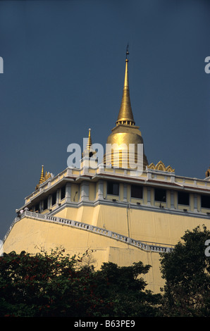 Der Golden Mount oder Berg erhebt sich über Wat Saket, Bangkok, thailand Stockfoto