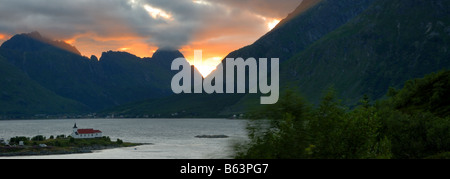 Sonnenaufgang über dem Fjord auf den Lofoten in Norwegen Stockfoto