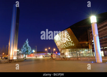 Das Wales Millennium Centre in Cardiff beleuchtet am Abend mit einem Weihnachtsbaum außerhalb Stockfoto