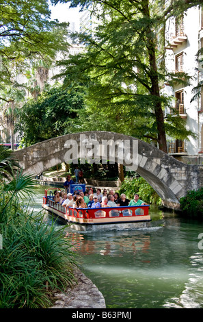 San Antonio Riverwalk mit Rio San Antonio Kreuzfahrten Tour Boot am Schattenplatz durch steinerne Bogenbrücke am San Antonio River Stockfoto