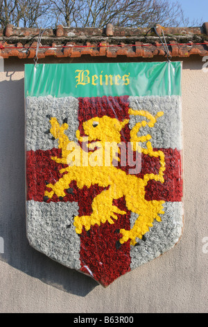 Schild aus Papier Blumen Dekoration. St Vincent Chablis. Vertikale. 50646 Chablis2005 Stockfoto