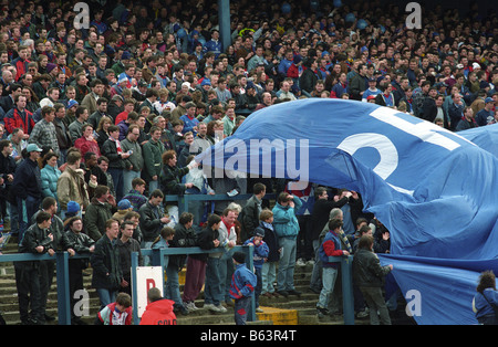 Chelsea Fußball-Fans vorbei die blaue Flagge in den alten Schuppen Ende an der Stamford Bridge Stockfoto