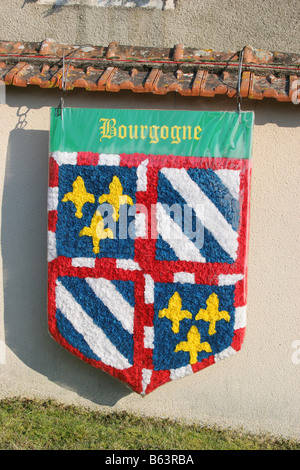 Schild aus Papier Blumen Dekoration. St Vincent Chablis. Vertikale. 50651 Chablis2005 Stockfoto