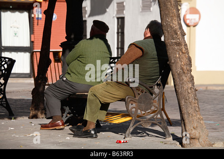 Zwei alte Männer genießen eine Siesta, Jerez De La Frontera, Spanien Stockfoto