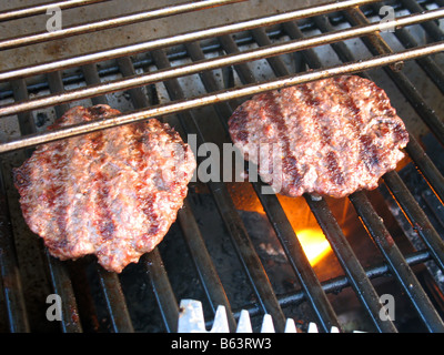 Zwei Hamburger, die auf dem Grill Kochen Stockfoto