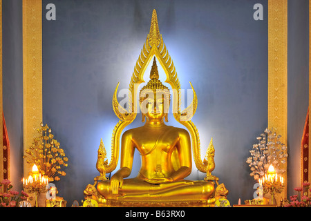 Goldenen Buddha im Wat Benchamabophit (Wat Benjamabophit) Tempel, Bangkok, Thailand. Stockfoto