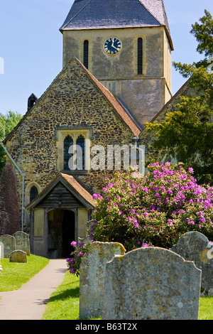 Hübsches Dorf, Kirche und Kirchhof der St. James in Shere, Surrey, England, Großbritannien Stockfoto
