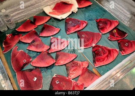 Frisch geschnittene Thunfisch zum Verkauf an den Tsukiji-Fischmarkt zu vermarkten, Tokyo, Japan 3/3 Stockfoto