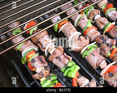 Wurst Schaschliks am Spieß auf dem Grill Kochen Stockfoto