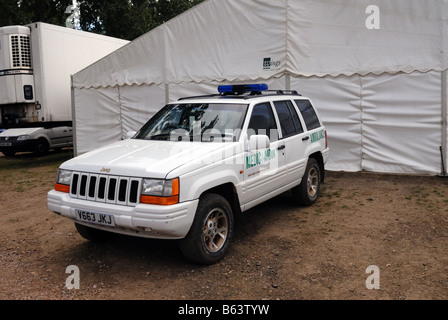 Weiße Chrysler Jeep Grand Cherokee Limited als ein Krankenwagen Registrierungsnummer V663 JKJ Medic Aiduk 4WD Allradantrieb Stockfoto