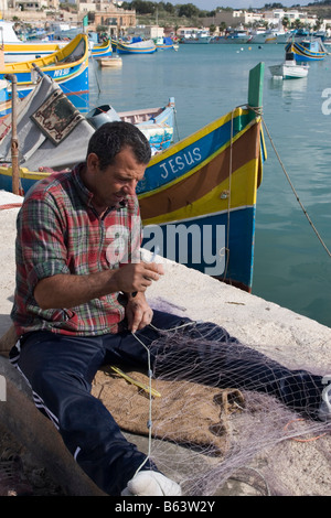 Fischer sortieren Net Marsaxlokk, Malta. Stockfoto