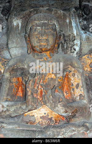 Ajanta Höhle 4 - Buddha im Heiligtum, in Padmasana & Dharmachakra Mudra der Pravartana sitzt. Stockfoto