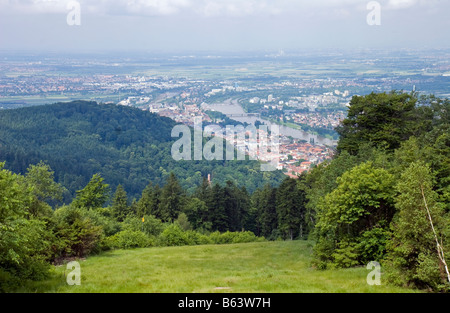 Ein Blick auf Heidelberg und den Neckar aus dem Königstuhl Königs Stuhl oder Thron. Stockfoto