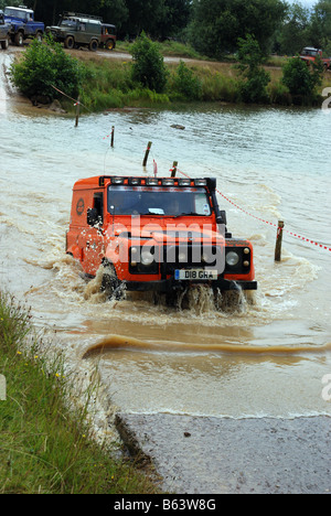 Land Rover Defender kurzer Radstand 90 verlässt das Wasser bei Abrechnung 2008 4WD Registrierungsnummer D18 GRA Allradantrieb LRM zeigen Stockfoto