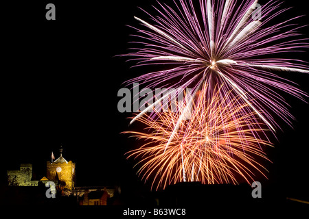 Feuerwerk in der Sele statt einen Park in Hexham mit Flutlicht Abtei und Gefängnis im Vordergrund, Northumberland, England Stockfoto