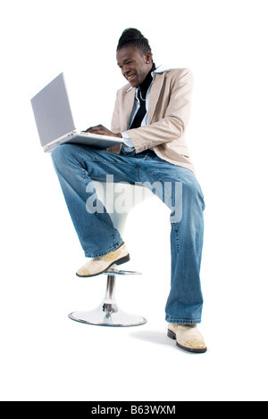 Ein junger afrikanischer Amerikaner Mann arbeitet auf dem Laptopcomputer Stockfoto