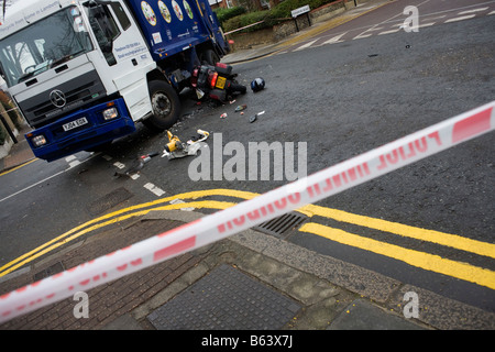 Polizei-Band erstreckt sich über eine South London Kreuzung Szene der Kollision zwischen Rat recycling LKW und einem Motorrad Stockfoto