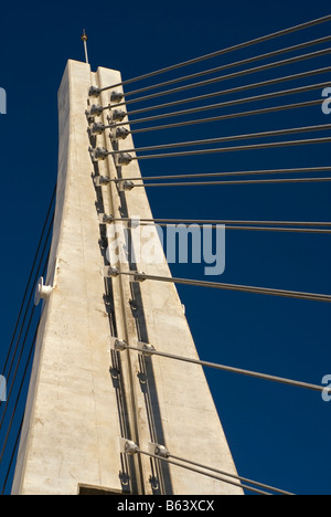 Fußgängerbrücke am Fuengirola-Fluss / Puente de la Armada Española, Fußgängerbrücke über den Rio Fuengirola, Costa del Sol, Spanien Stockfoto