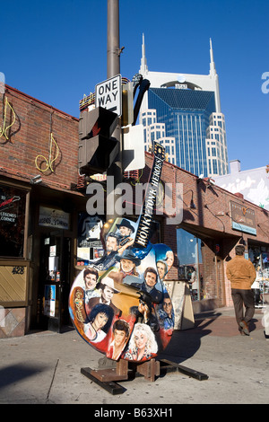 Übergroße Gitarre abbildenden Country Musikstars am Broadway in Nashville Tennessee mit Wahrzeichen am T Gebäude im Hintergrund Stockfoto