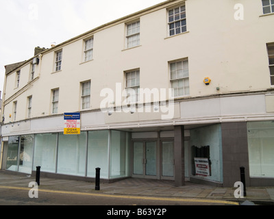 Bangor Gwynedd North Wales UK große Ladenbau geschlossen und zum Verkauf in High Street Windows weiß getüncht Stockfoto