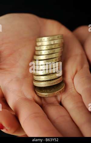 Haufen von einem Pfund-Münzen in der Handfläche einer Hand © Mark Shenley Stockfoto