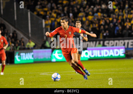 Portugiesische Fußballer Cristiano Ronaldo mit Ball in einem Spiel gegen Schweden gewinnt Ballon d ' or als Fußballer des Jahres 2008 Stockfoto