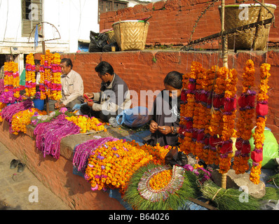 Blumen Girlanden vorbereitet für Tihar (Diwali) in Kathmandu, Bagmati, Himalaya, Nepal, Durbar Square, Zentralasien Stockfoto