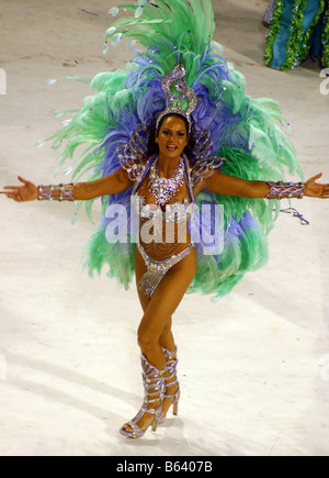 Brasilianische Tänzerin verkleidet in Bikini und Federn, Rio Karneval 2008, Rio De Janeiro Stockfoto