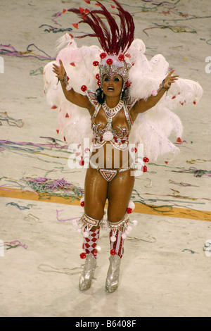 Brasilianische Tänzerin verkleidet in Bikini und Federn, Rio Karneval 2008, Rio De Janeiro Stockfoto