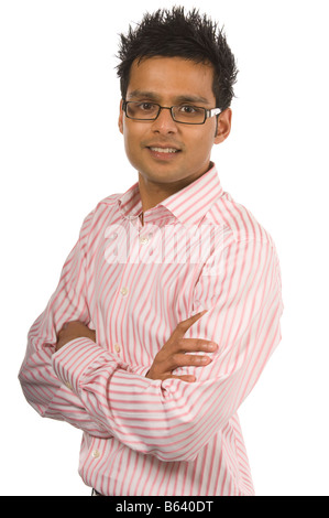 Asiatischen Mann mit verschränkten Armen und Gläser auf einem weißen Hintergrund isoliert Stockfoto
