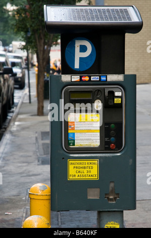 Solarbetriebene Parkuhr in Manhattan, New York, USA. Stockfoto