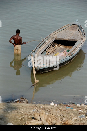 Mann Angeln in Varanasi, Indien. Stockfoto
