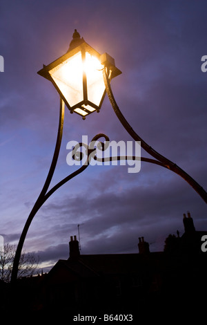 Dekorative Straßenleuchte auf einer Fußgängerbrücke über den Fluß Wansbeck in der Stadt Morpeth, Northumberland, England Stockfoto