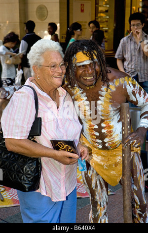 Australien, Sydney, Aboriginal Straßenmusiker und "Fans" in Pritt Straße Stockfoto
