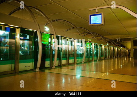 METEOR U-BAHN BIBLIOTHEQUE STATION PARIS FRANKREICH Stockfoto