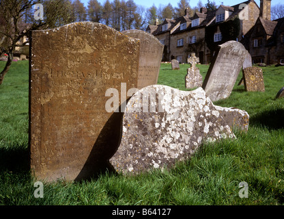 UK England Gloucestershire Cotswolds Snowshill Memorial Grabsteine in St. Barnabas Pfarrei Kirchhof Stockfoto