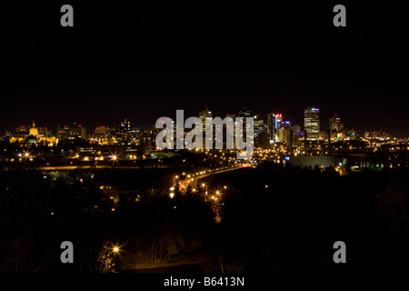 Edmonton-Skyline bei Nacht über den North Saskatchewan River aus gesehen Stockfoto