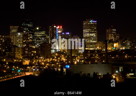 Edmonton-Skyline bei Nacht über den North Saskatchewan River aus gesehen Stockfoto