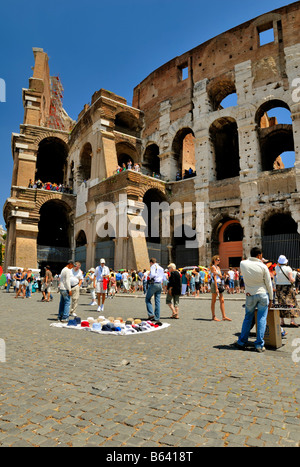 Einwanderer verkaufen gefälschte Markenware in der Straße an Touristen durch das Kolosseum, Rom, Latium, Italien, Europa. Stockfoto