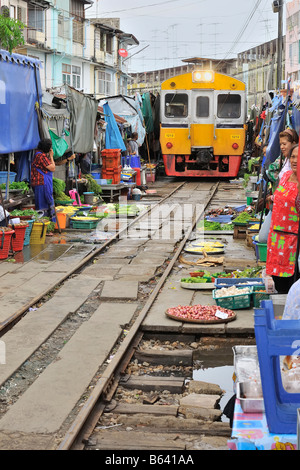 Maeklong Bahnmarkt, Samut Songkhram, Thailand. Ein Lebensmittelmarkt auf den Gleisen. Stockfoto