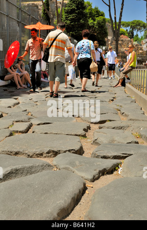 Immigrant verkaufen Sonnenschirme in der alten römischen Straße an Touristen in der Nähe des Kolosseum, Rom, Latium, Italien, Europa. Stockfoto