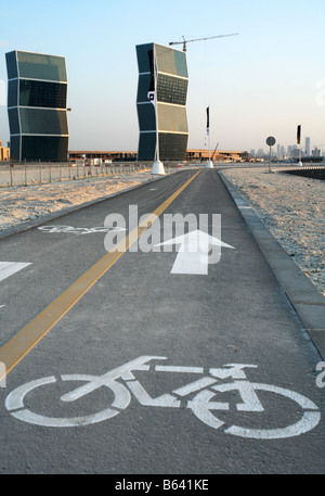 Ein Fahrradweg in West Bay Viertel von Doha Katar in der Nähe der Wahrzeichen Zick Zack towers Stockfoto