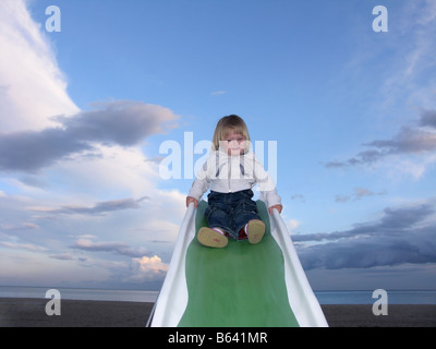 Kind Mädchen auf Folie Stockfoto