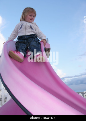 Kind Mädchen auf Folie Stockfoto