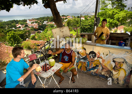 Brasilien, Olinda, Panoramic view Recife im Hintergrund. Kokos für Verkauf und trinken. Stockfoto