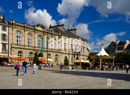 Das Stadtzentrum in Quimper Bretagne Frankreich zeigt das Rathaus und das Musée des Beaux-Arts Stockfoto