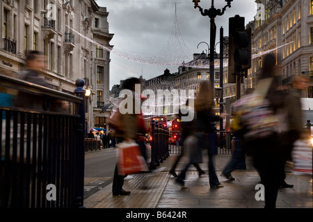 Shopper in der Regent Street in London vor Weihnachten 2008 Stockfoto